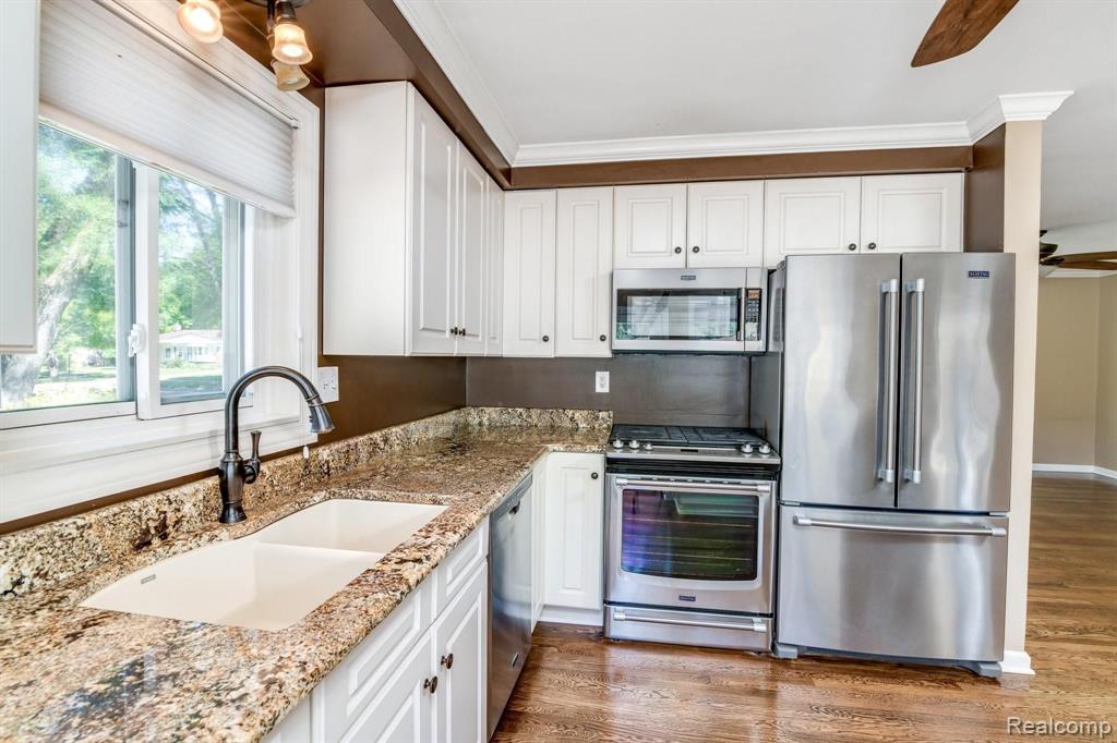 1389 North Pine Street Rochester Hills, MI 48307 - Photo 3 of 28