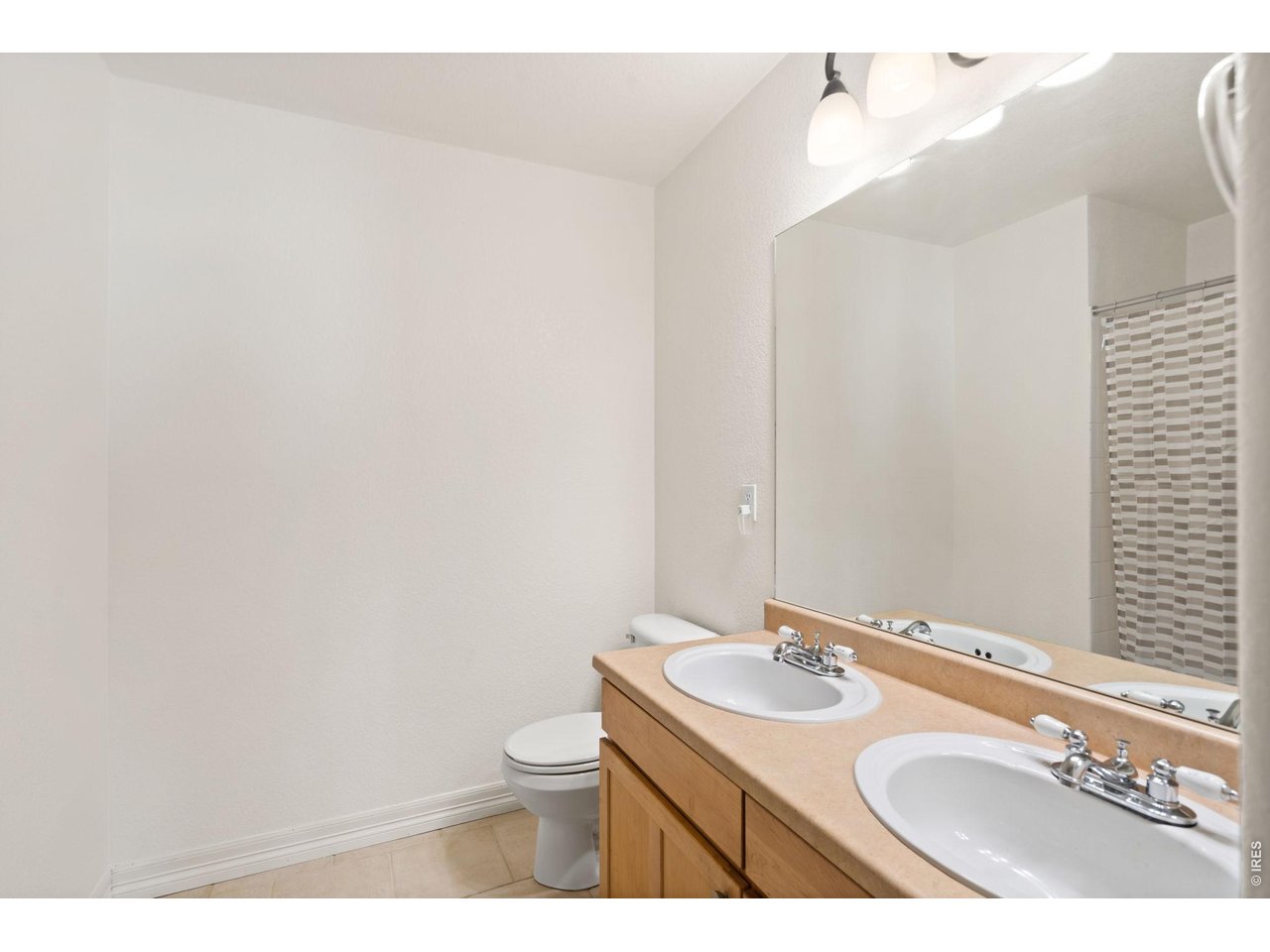 639 Americana Road Longmont, CO 80504 - Photo 33 of 50 Full bathroom 2nd floor