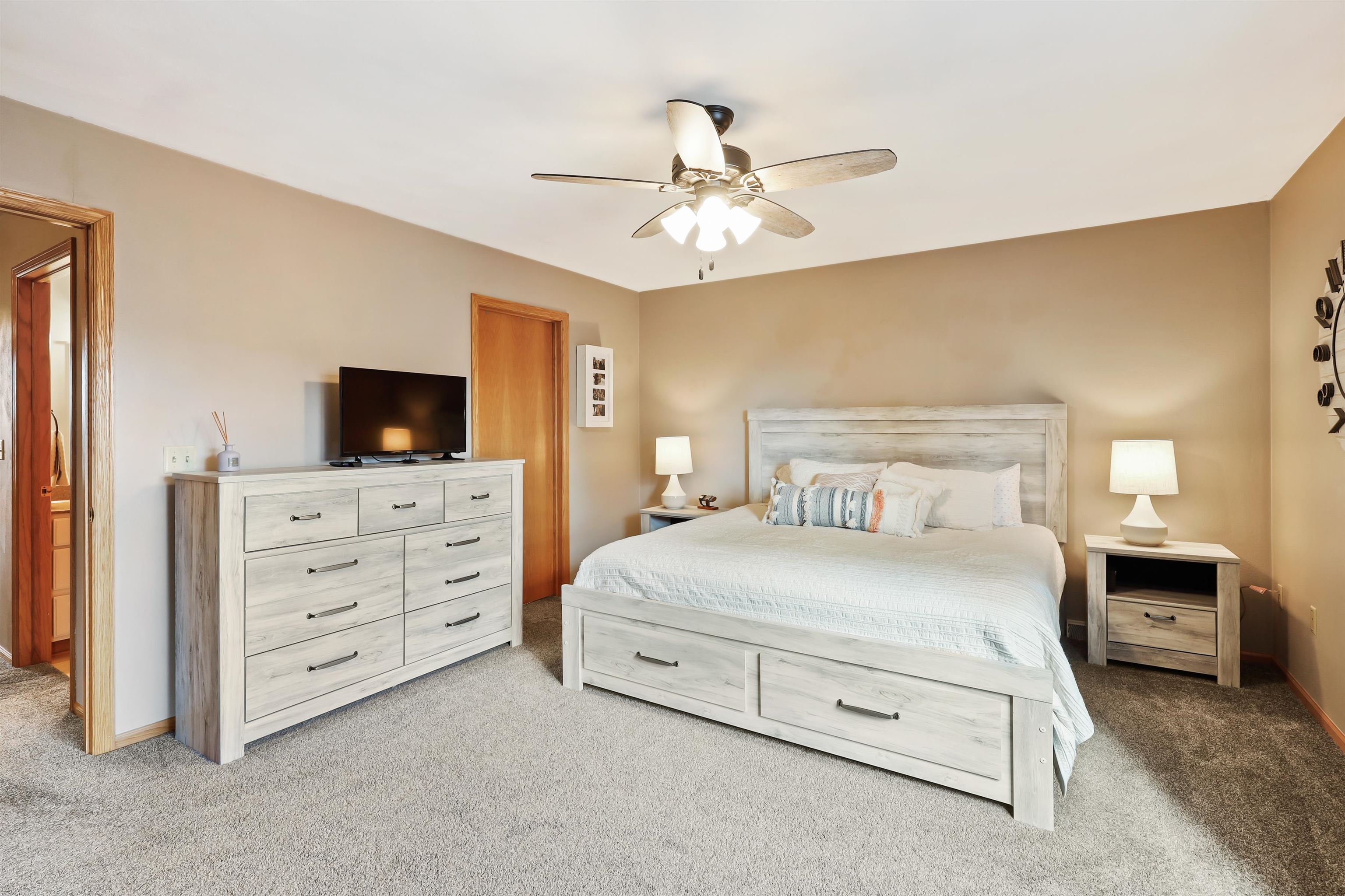 2391 Effingham Way Sun Prairie, WI 53590 - Photo 15 of 34