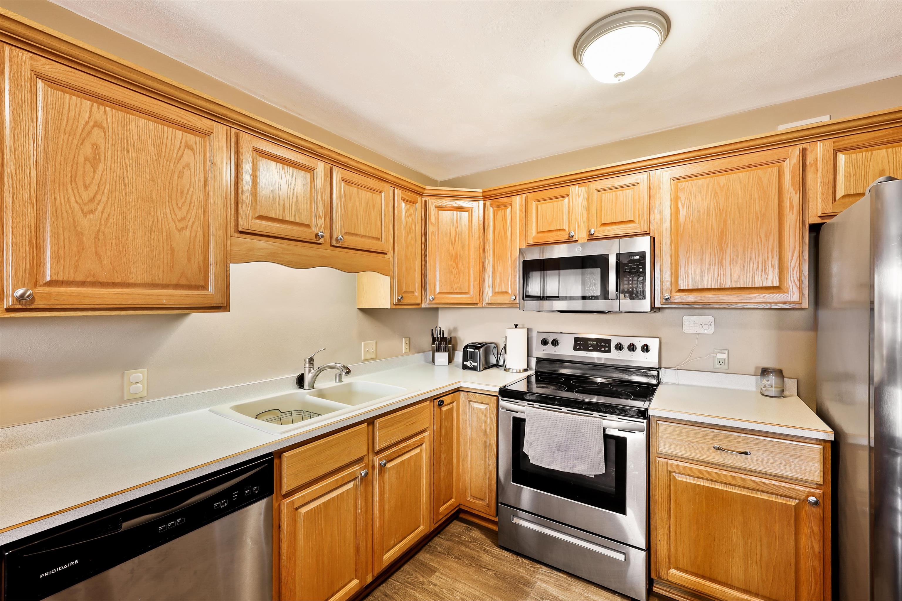 2391 Effingham Way Sun Prairie, WI 53590 - Photo 9 of 34