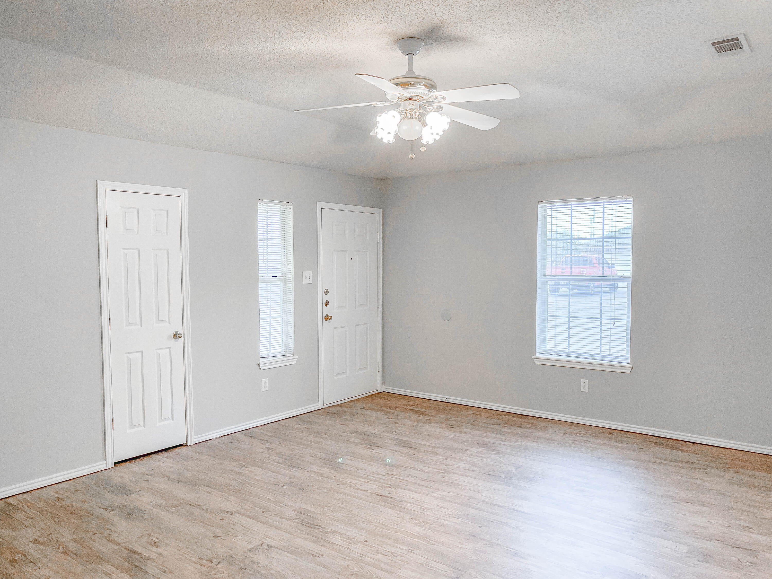6712 4th Street, Unit B Lubbock, TX 79416 - Photo 3 of 10 IMG_5822-2