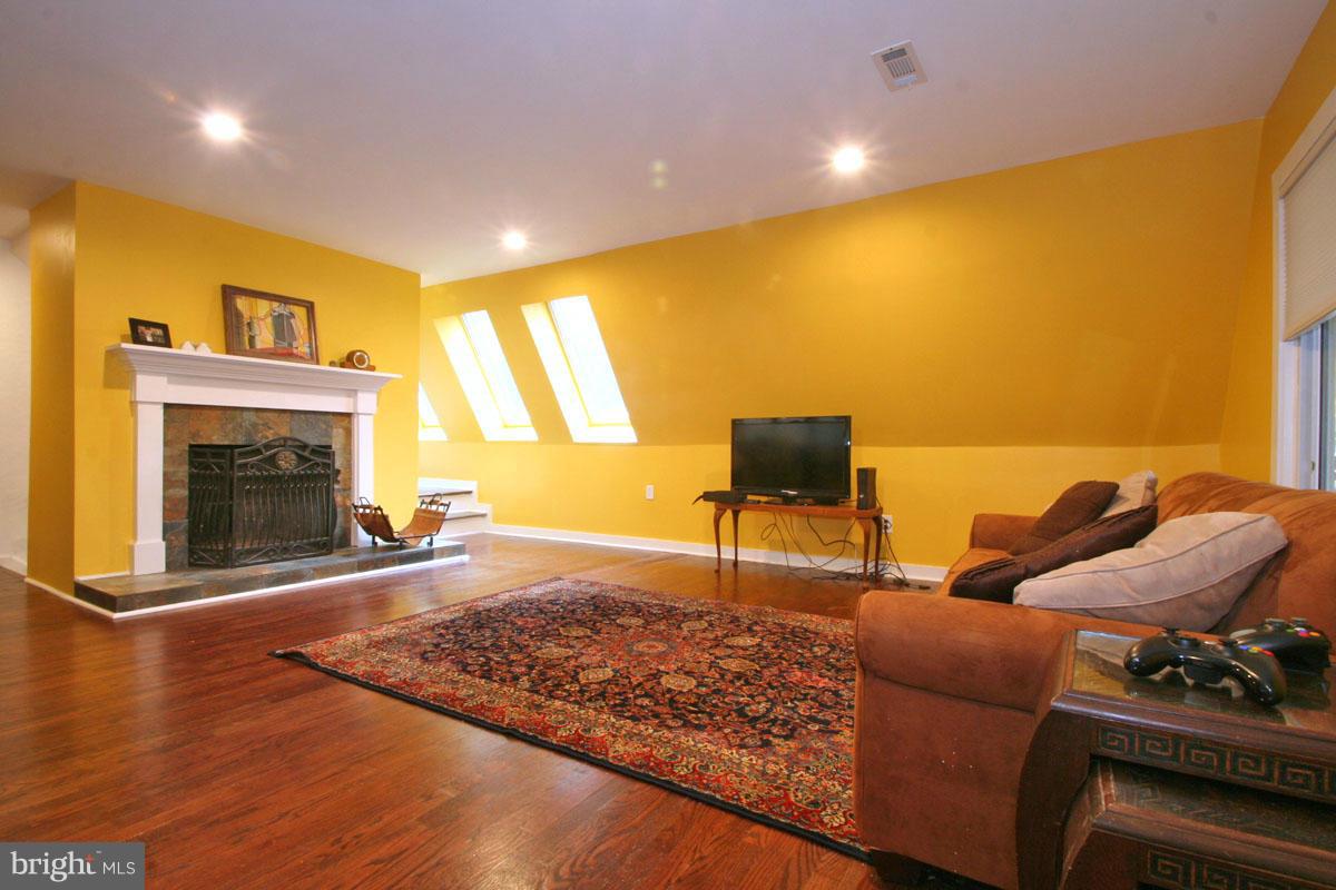 21423 Middletown Road Freeland, MD 21053 - Photo 10 of 30 Living Room