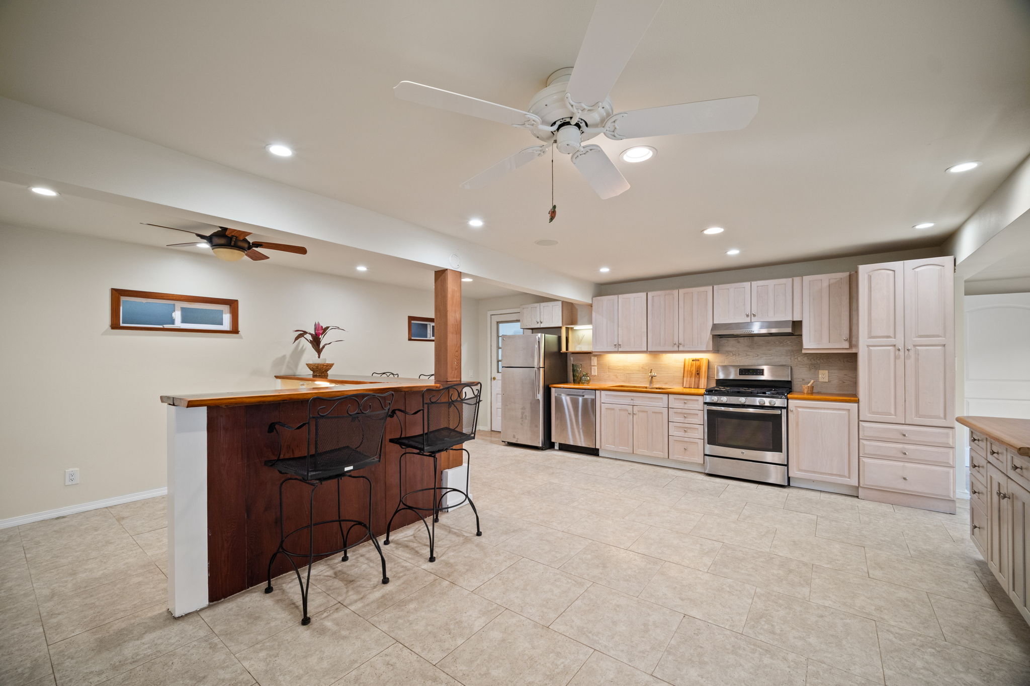 6050 C Kapahi Road Kapaa, HI 96746 - Photo 18 of 30 a living room with furniture and kitchen view
