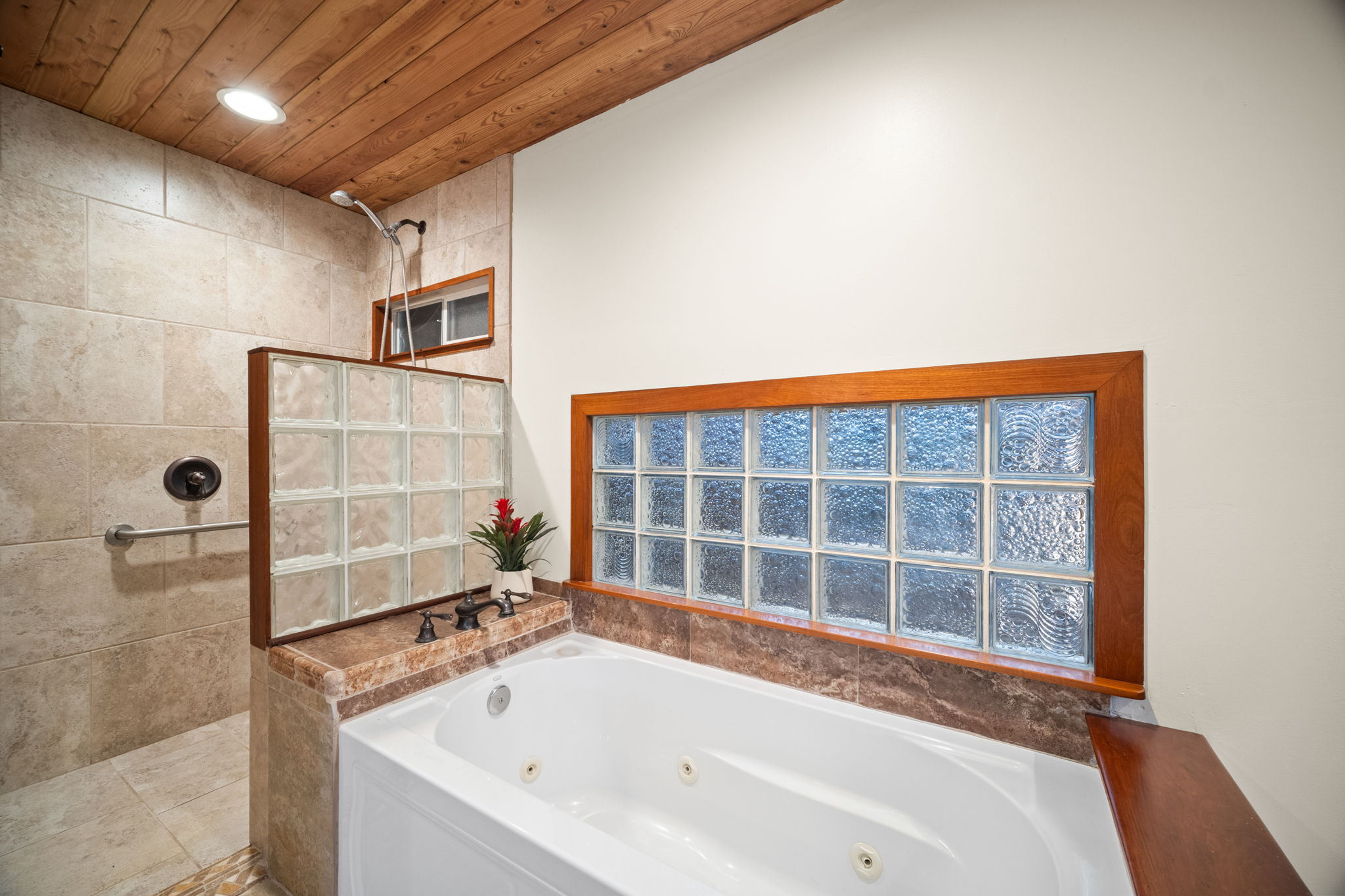 6050 C Kapahi Road Kapaa, HI 96746 - Photo 22 of 30 a bathroom with a bathtub and next to a window