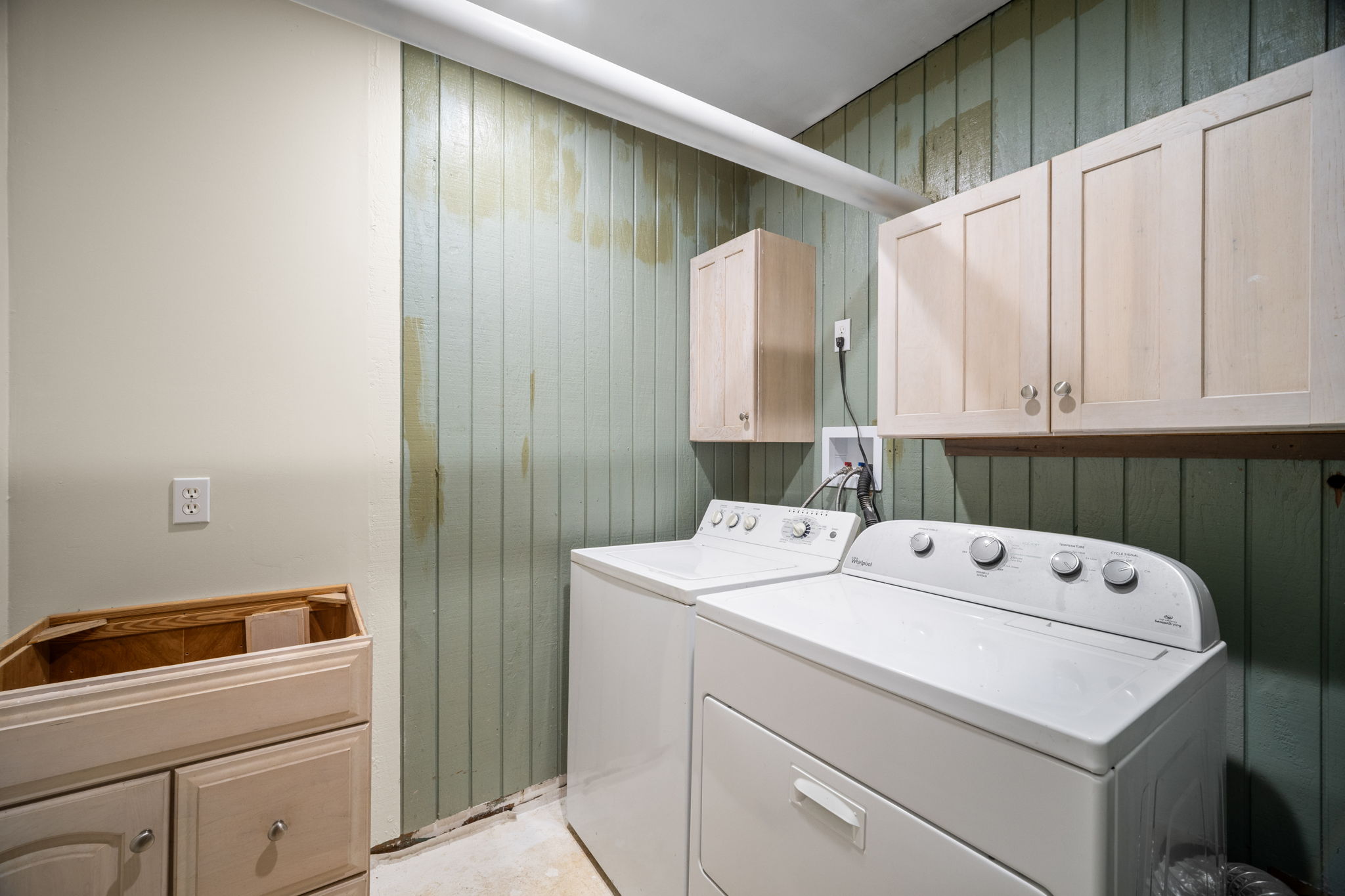6050 C Kapahi Road Kapaa, HI 96746 - Photo 25 of 30 a utility room with dryer and washer
