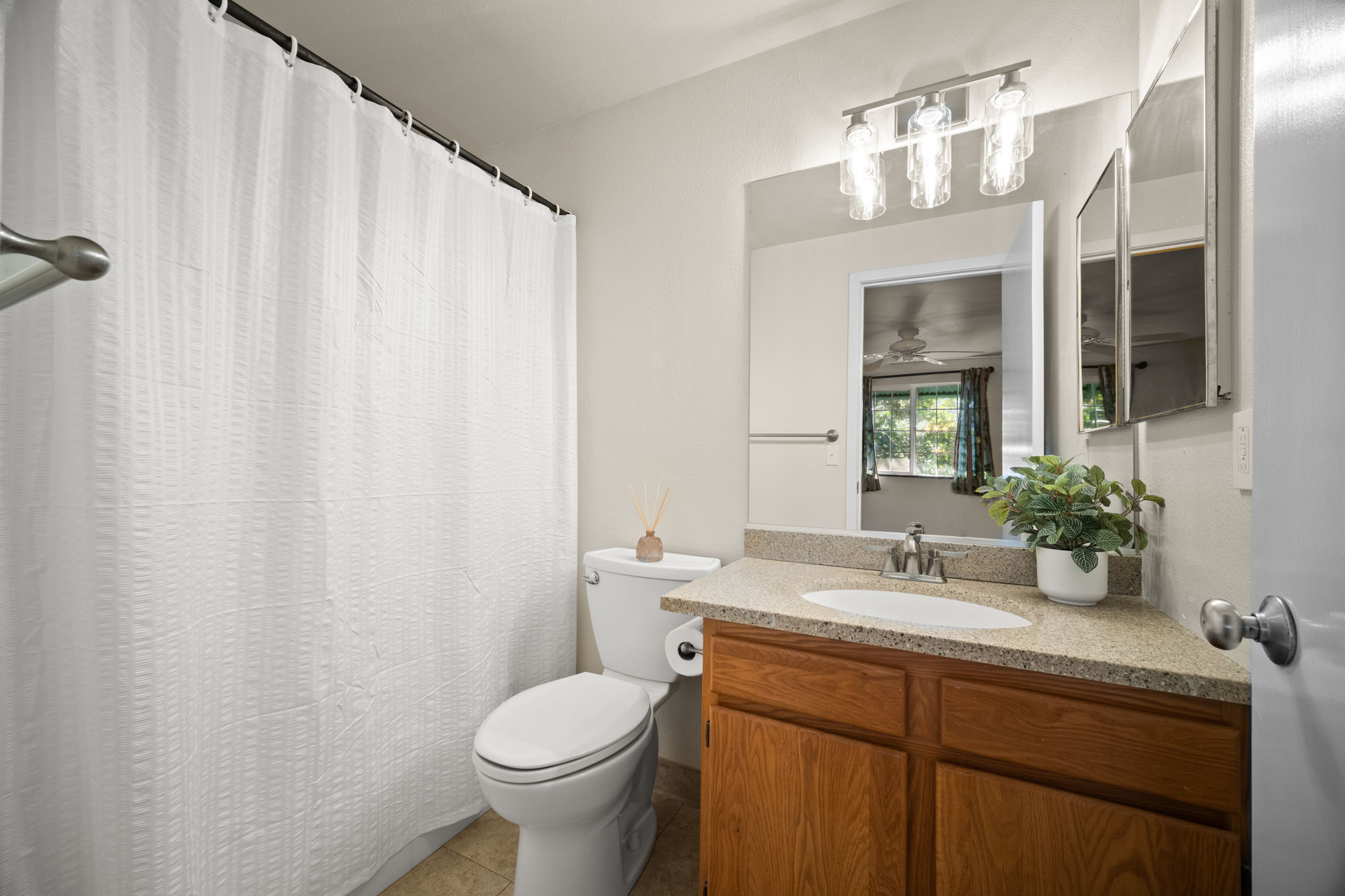 6050 C Kapahi Road Kapaa, HI 96746 - Photo 7 of 30 a bathroom with a toilet a sink and mirror