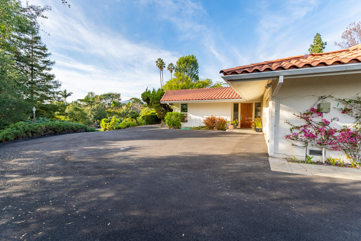 1370 Holiday Hill Road Goleta, CA 93117 - Photo 10 of 15 _ROY0890-HDR