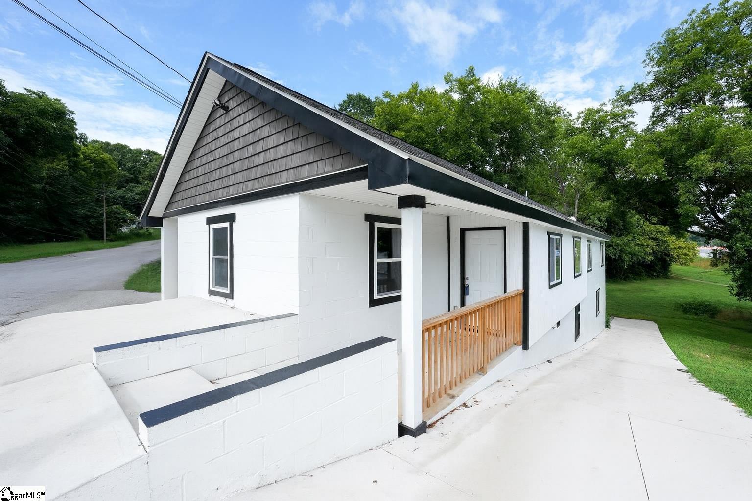 405 Hunters Court Laurens, SC 29360 - Photo 1 of 20