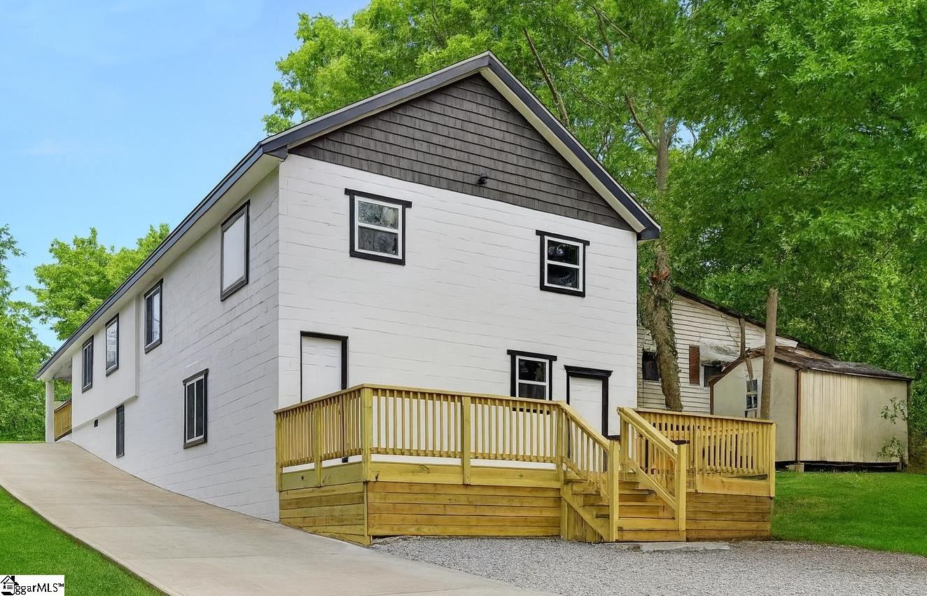 405 Hunters Court Laurens, SC 29360 - Photo 2 of 20