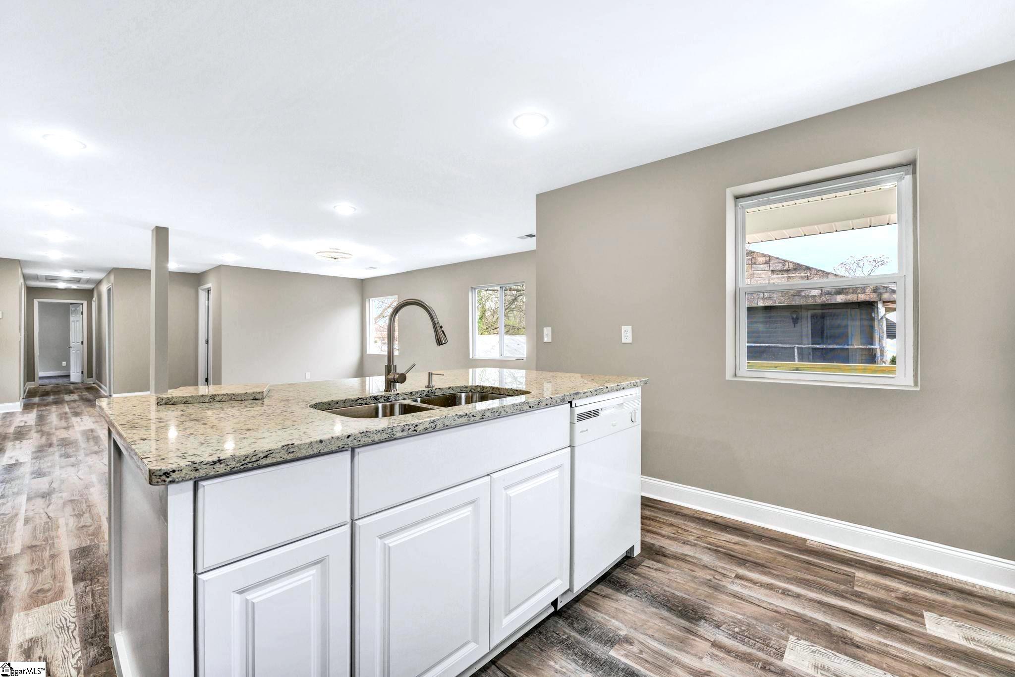 405 Hunters Court Laurens, SC 29360 - Photo 6 of 20