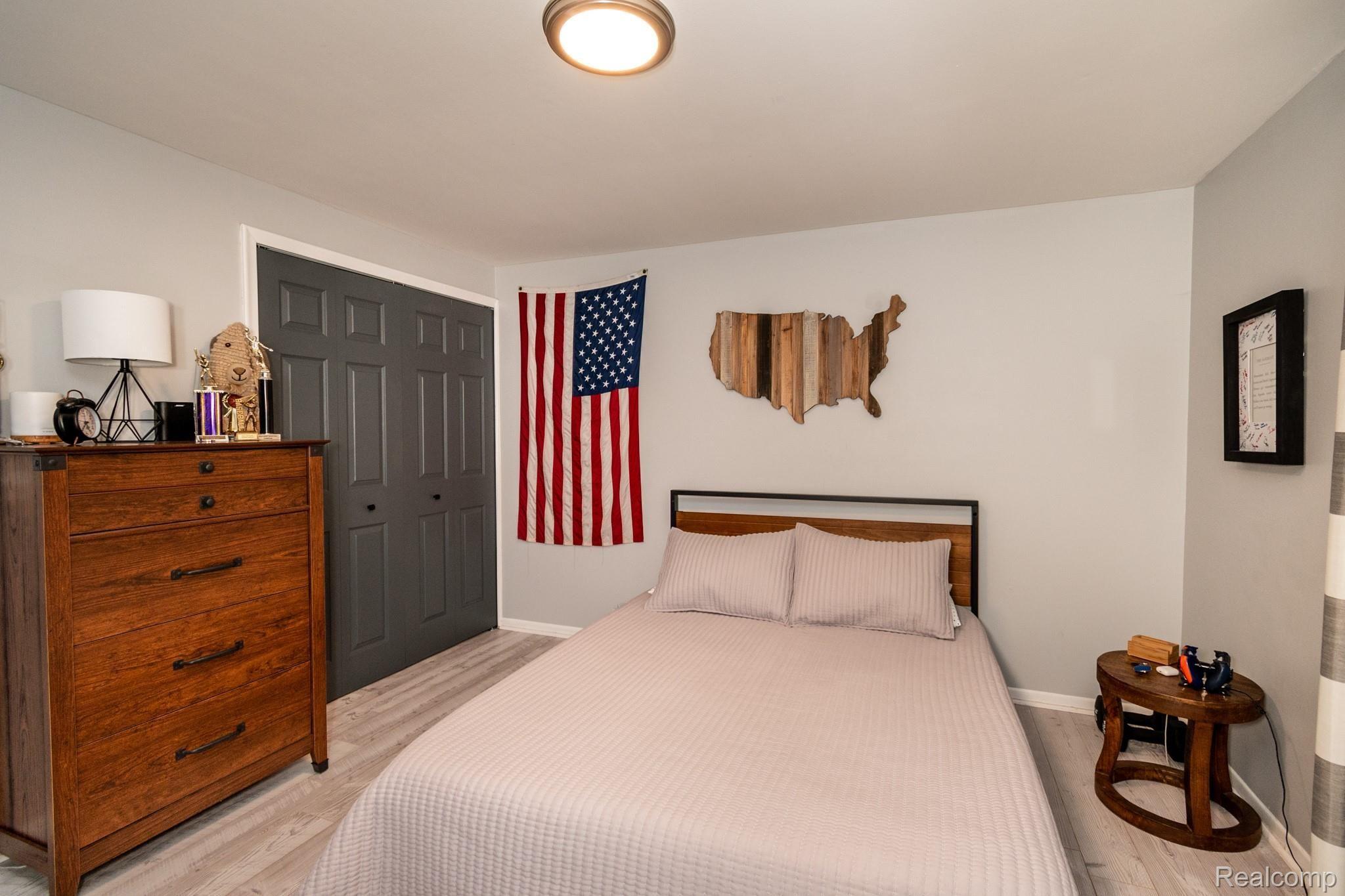 616 Campus Road Rochester, MI 48309 - Photo 27 of 38 Second bedroom with large closet.