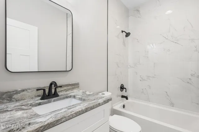 $565,000 | 240 Lakeside Meadows Circle, Madisonville, TN 37354