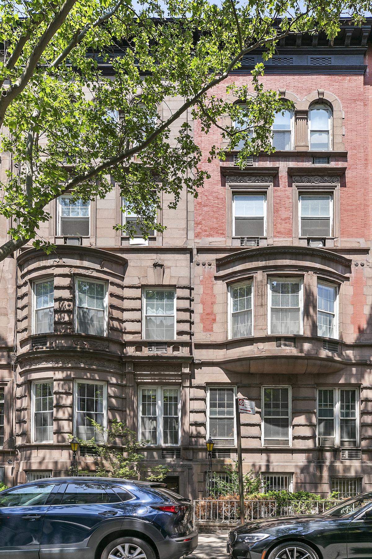 51 West 69th Street Manhattan, NY 10023 - Photo 2 of 9