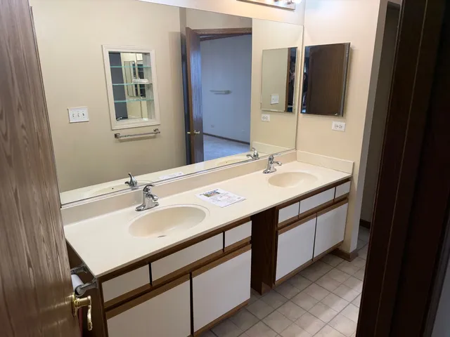 $317,500 | 2750 Shelly Lane, Aurora, IL 60504