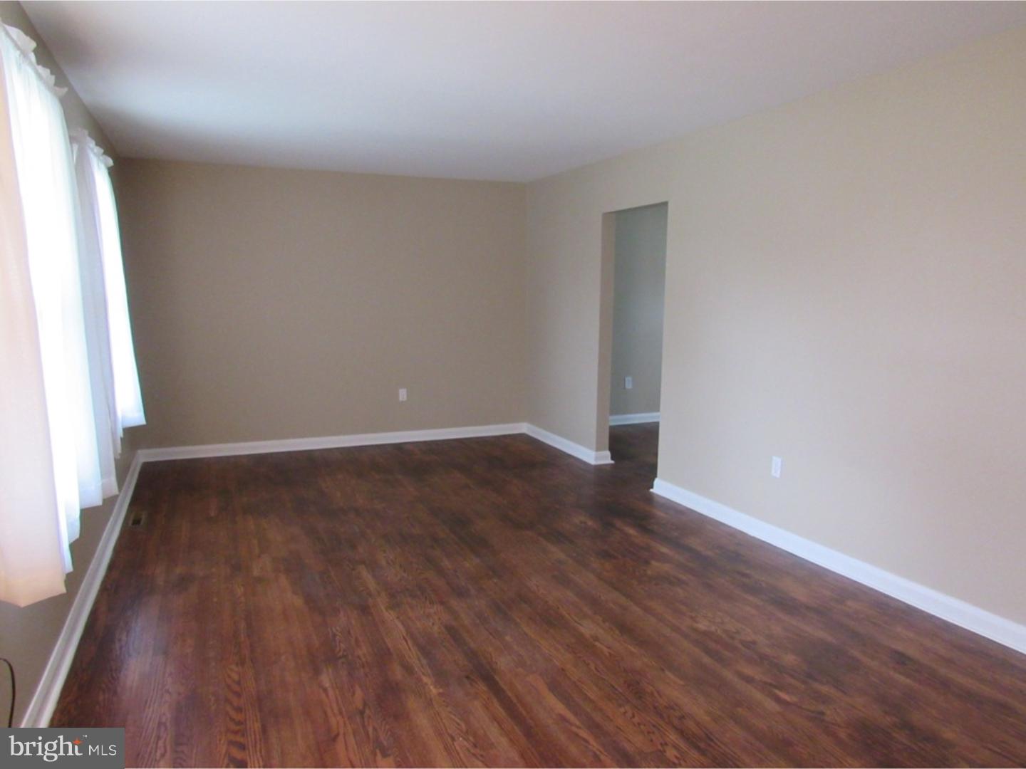 4 Bisbee Road Newark, DE 19711 - Photo 4 of 20 Living Room