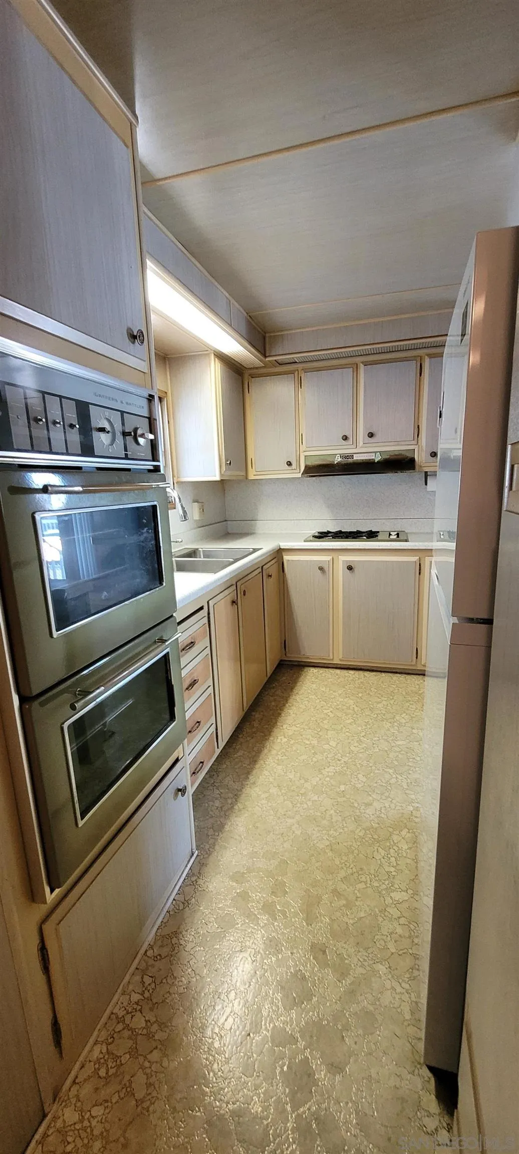 13644 Marigold Drive, Unit 176 Poway, CA 92064 - Photo 7 of 11 a kitchen with a stove and a refrigerator