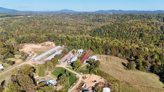 an outdoor view of house