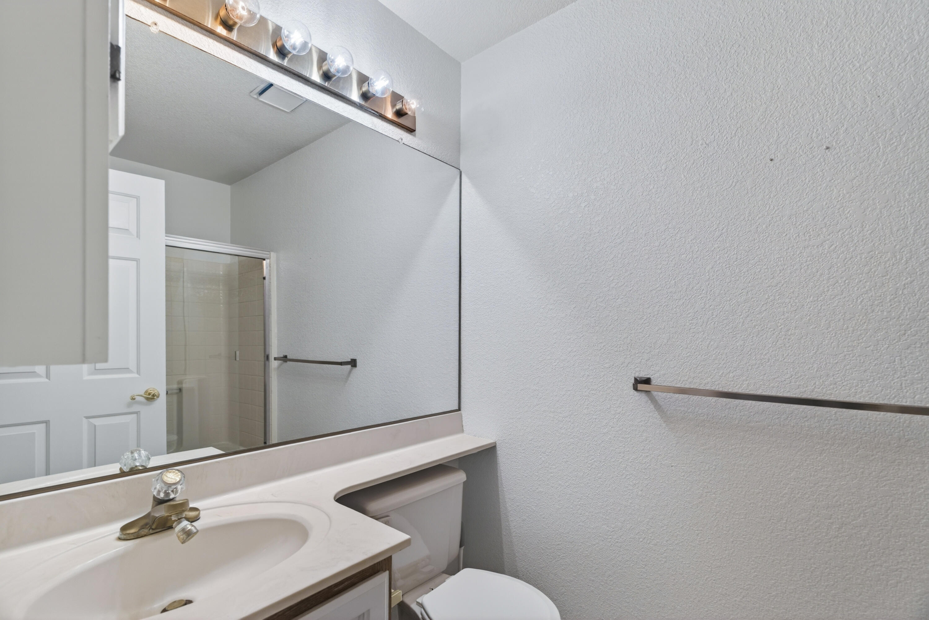 200 Ridgetop Drive, Unit 22 Redding, CA 96003 - Photo 22 of 29 Bathroom 2