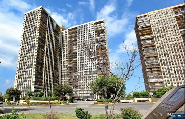 $4,675 | 300 Winston Drive, Unit L05, Cliffside Park, NJ 07010