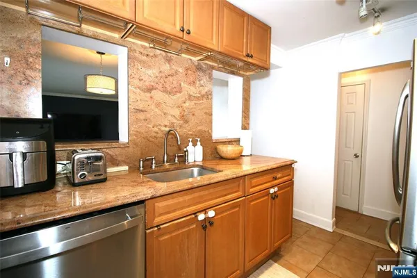 $4,675 | 300 Winston Drive, Unit L05, Cliffside Park, NJ 07010