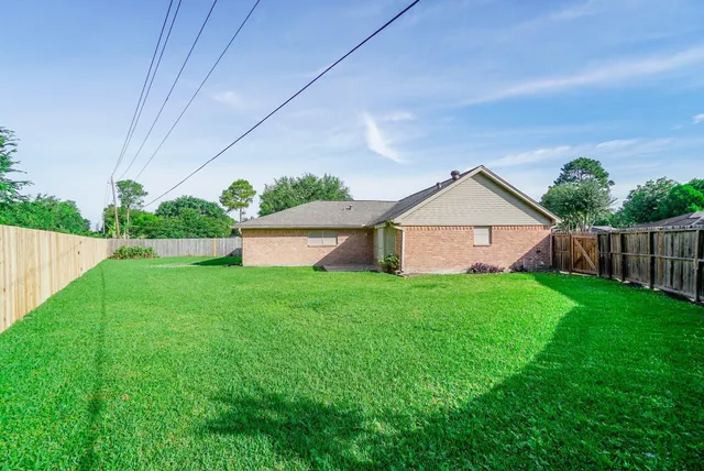 a view of a house with backyard and garden