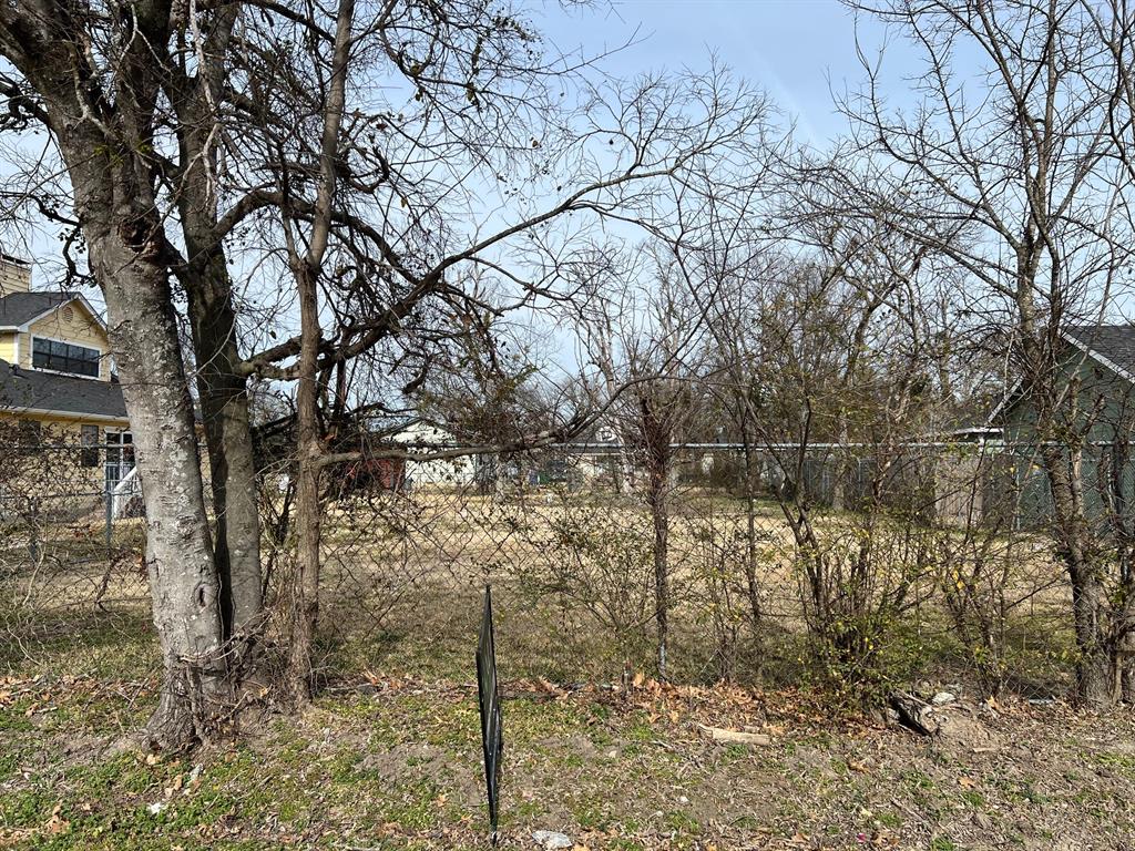 Tbd1 Thomas Street Terrell, TX 75160 - Photo 2 of 3 a backyard of a house with lots of green space
