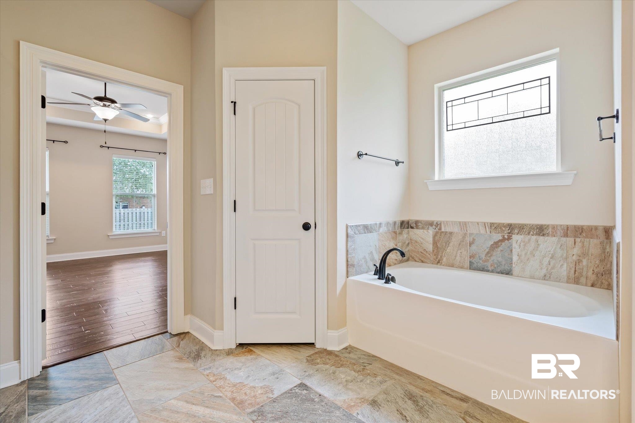423 Breckin Drive Fairhope, AL 36532 - Photo 16 of 31 Primary tub & water closet