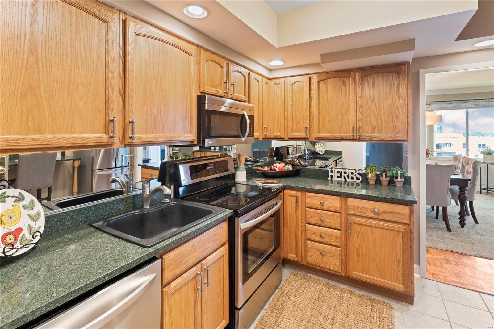 900 South Hanley Road, Unit 12D St. Louis, MO 63105 - Photo 16 of 48