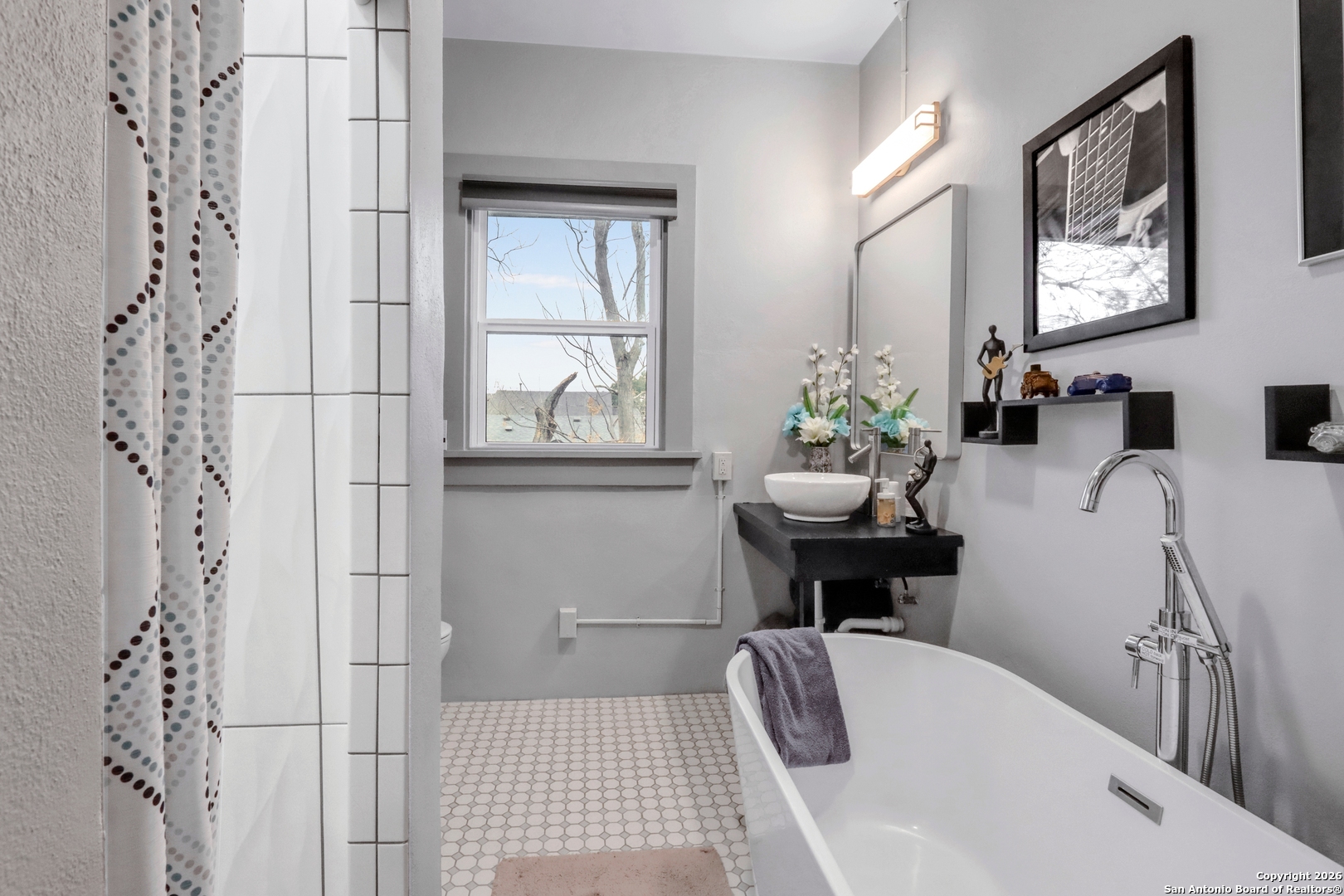 503 South Austin Street Seguin, TX 78155 - Photo 32 of 40 a living room with furniture and a window