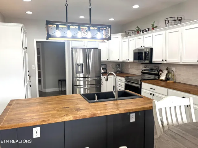 $655,000 | 138 Lakeside Drive, Kingston, TN 37763