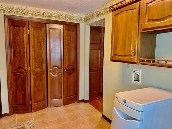 102 Carriage Road Chicopee, MA 01013 - Photo 5 of 41 Gallery Image 5