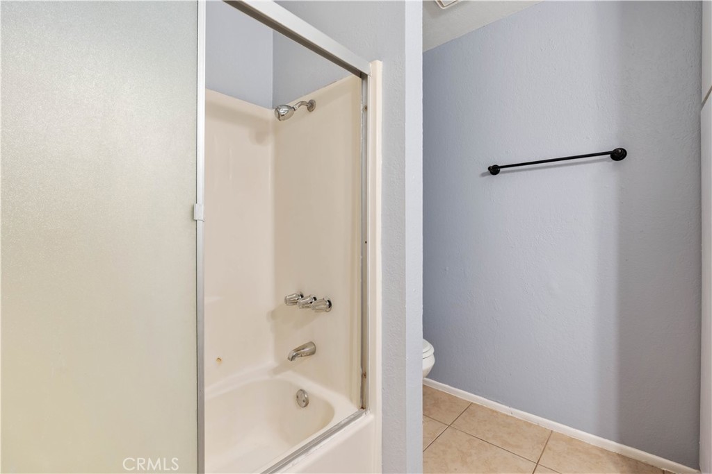 21739 Panoche Road Apple Valley, CA 92308 - Photo 35 of 49 a bathroom with a bathtub