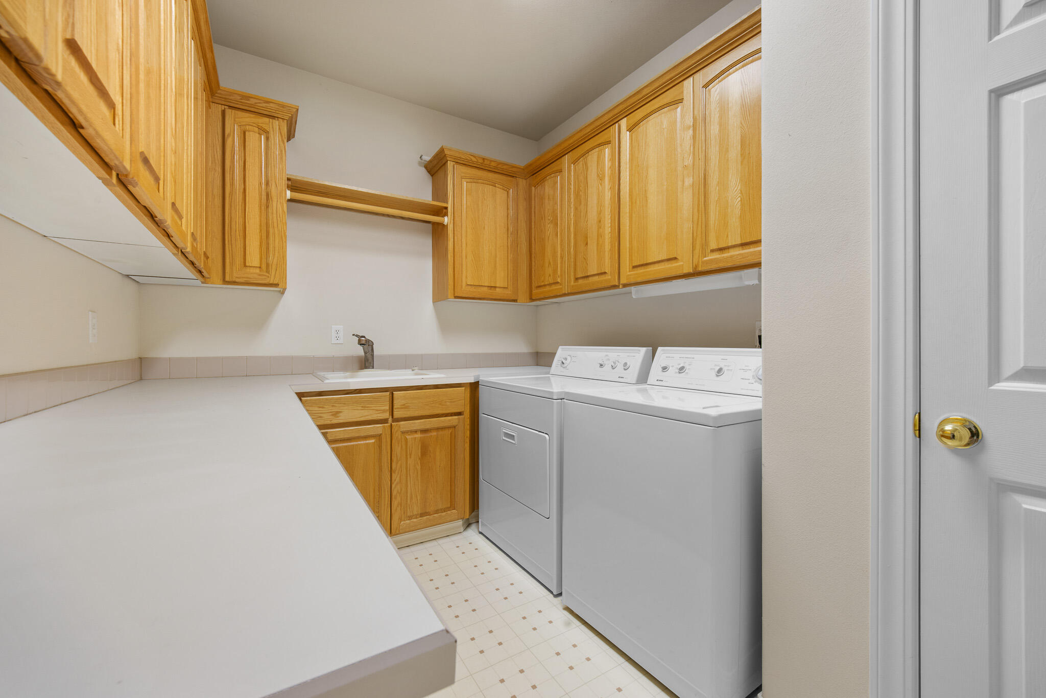 60799 Currant Way Bend, OR 97702 - Photo 19 of 27 Laundry room