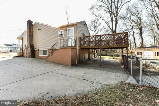 a view of entryway with white walls