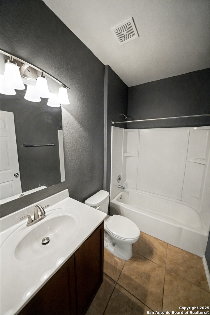 478 Walnut Crest Schertz, TX 78154 - Photo 21 of 47 a bathroom with a sink mirror toilet and bathtub