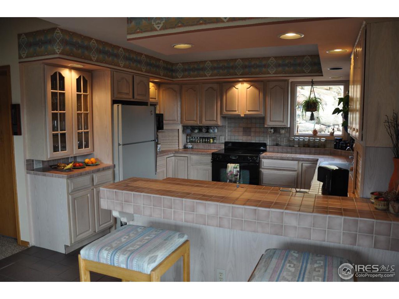440 Venner Ranch Road Estes Park, CO 80517 - Photo 6 of 25 a kitchen with cabinets and appliances