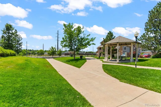 a picture of a very nice looking hallway