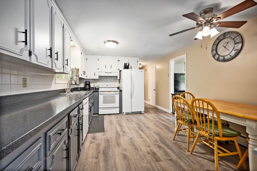 8 Sherwood Road Auburn, MA 01501 - Photo 3 of 21