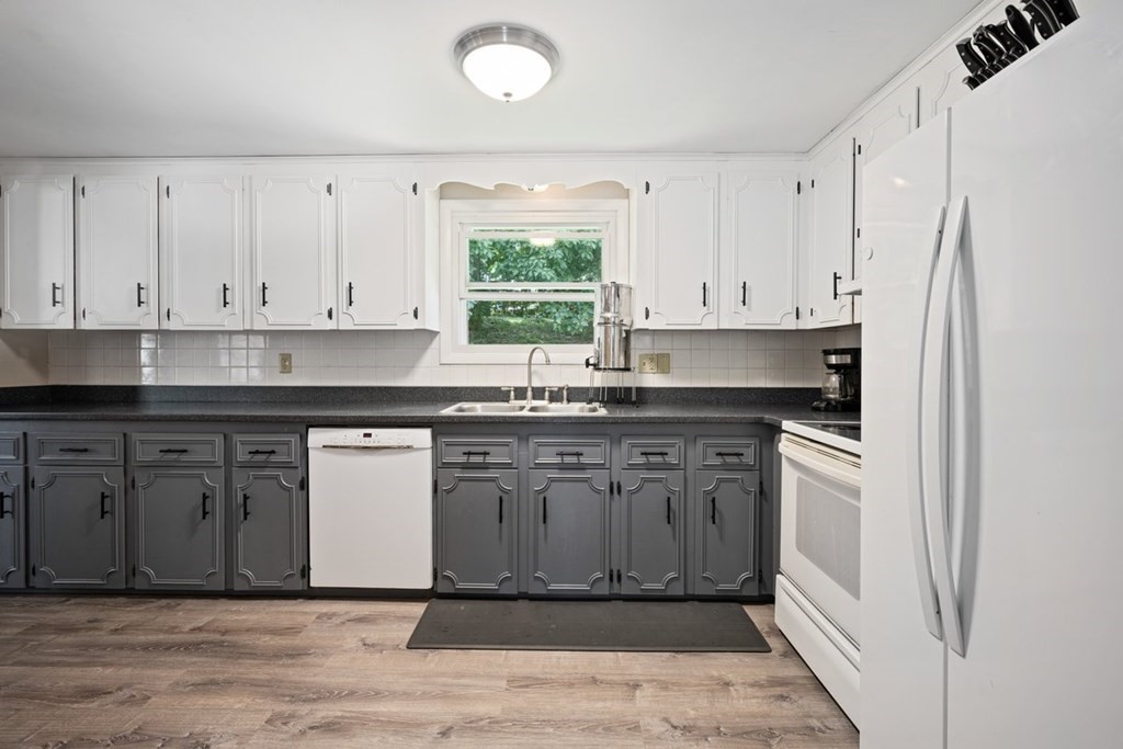 8 Sherwood Road Auburn, MA 01501 - Photo 4 of 21