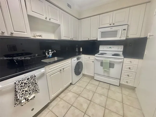 $2,400 | 2501 South Ocean Drive, Unit 433, Hollywood, FL 33019