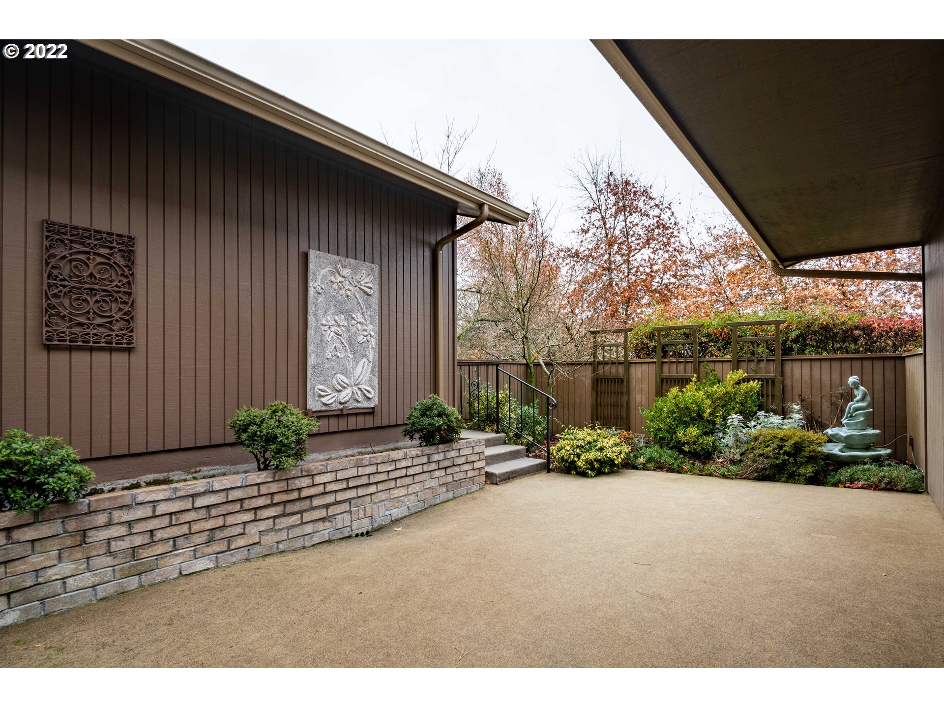 2201 Ridgeway Drive Eugene, OR 97401 - Photo 3 of 32 Entrance/Foyer