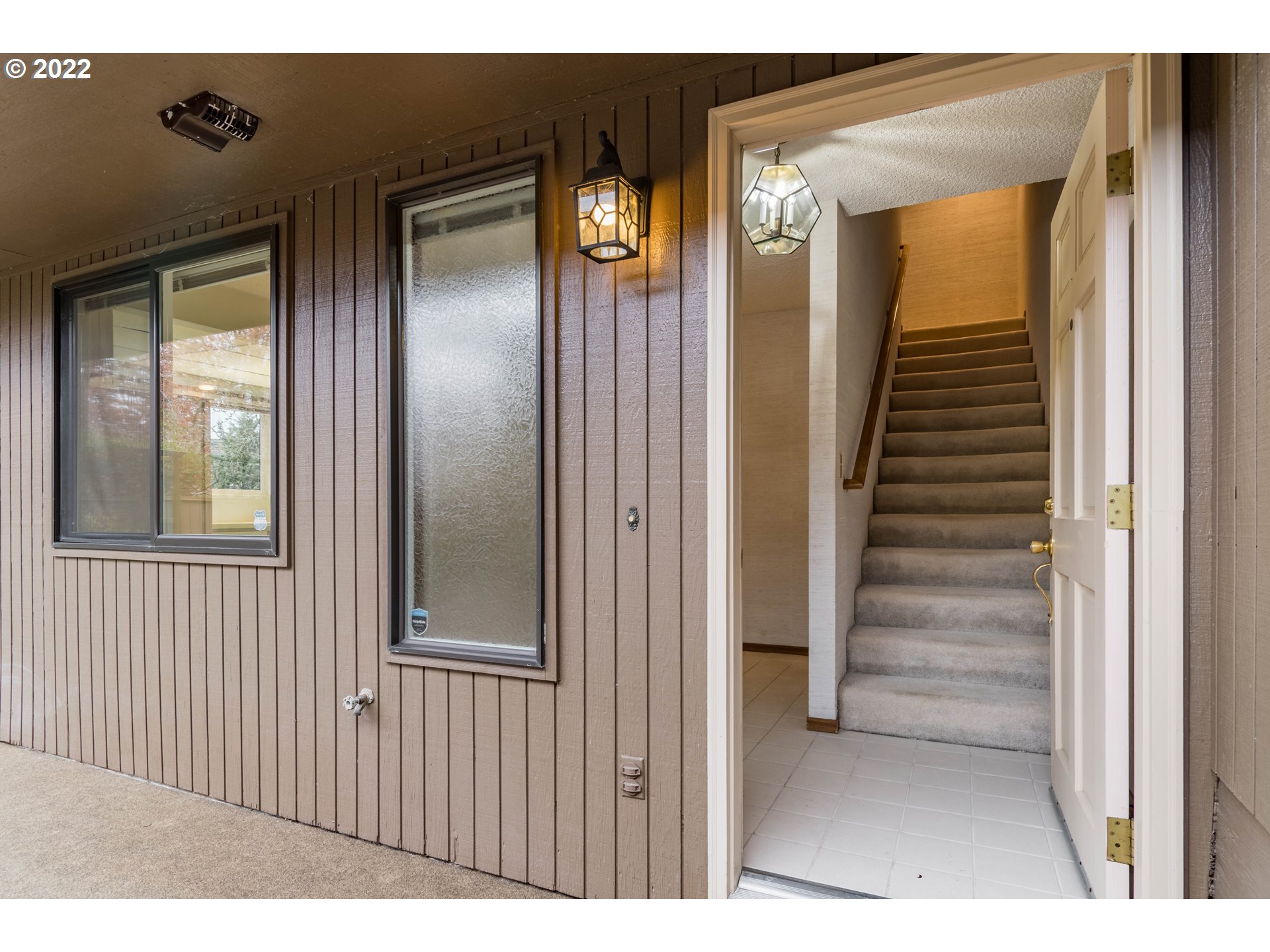 2201 Ridgeway Drive Eugene, OR 97401 - Photo 4 of 32 Entrance/Foyer