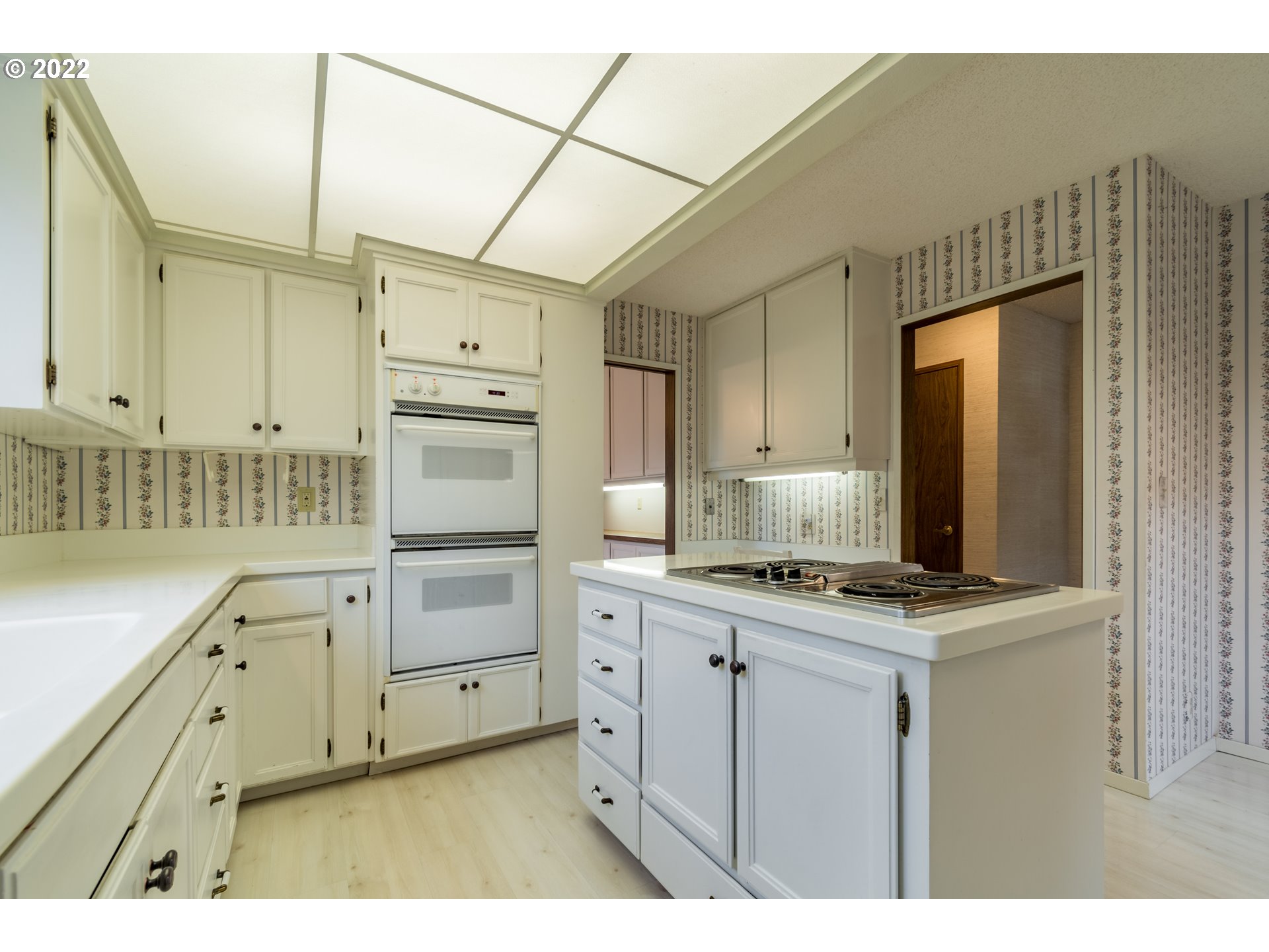 2201 Ridgeway Drive Eugene, OR 97401 - Photo 8 of 32 Kitchen/Nook