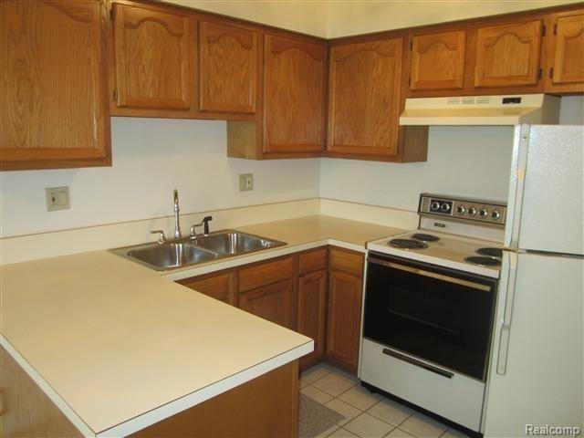 24751 Greenhill Road, Unit 30 Warren, MI 48091 - Photo 7 of 20 010.JPG