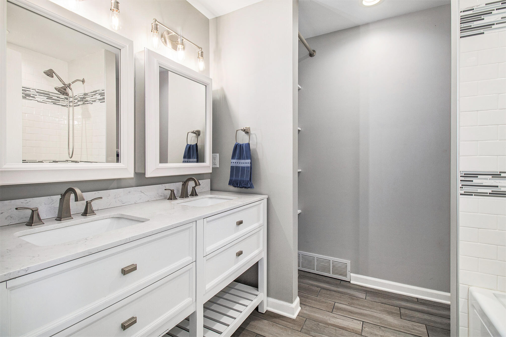 11254 Colony Pinckney, MI 48169 - Photo 36 of 61 2nd bathroom