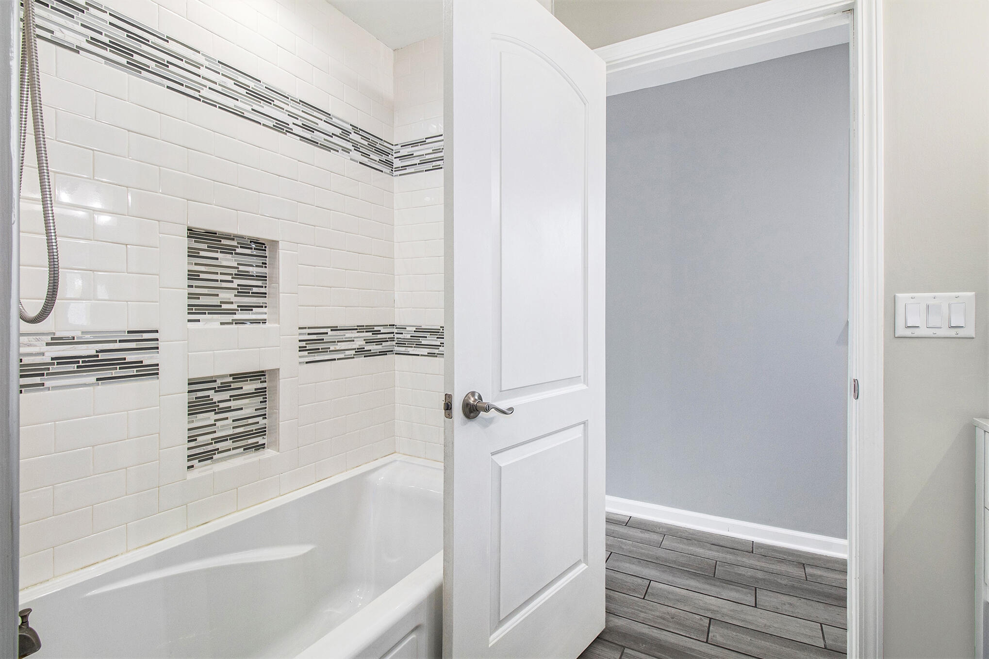 11254 Colony Pinckney, MI 48169 - Photo 37 of 61 2nd bathroom soaking tub