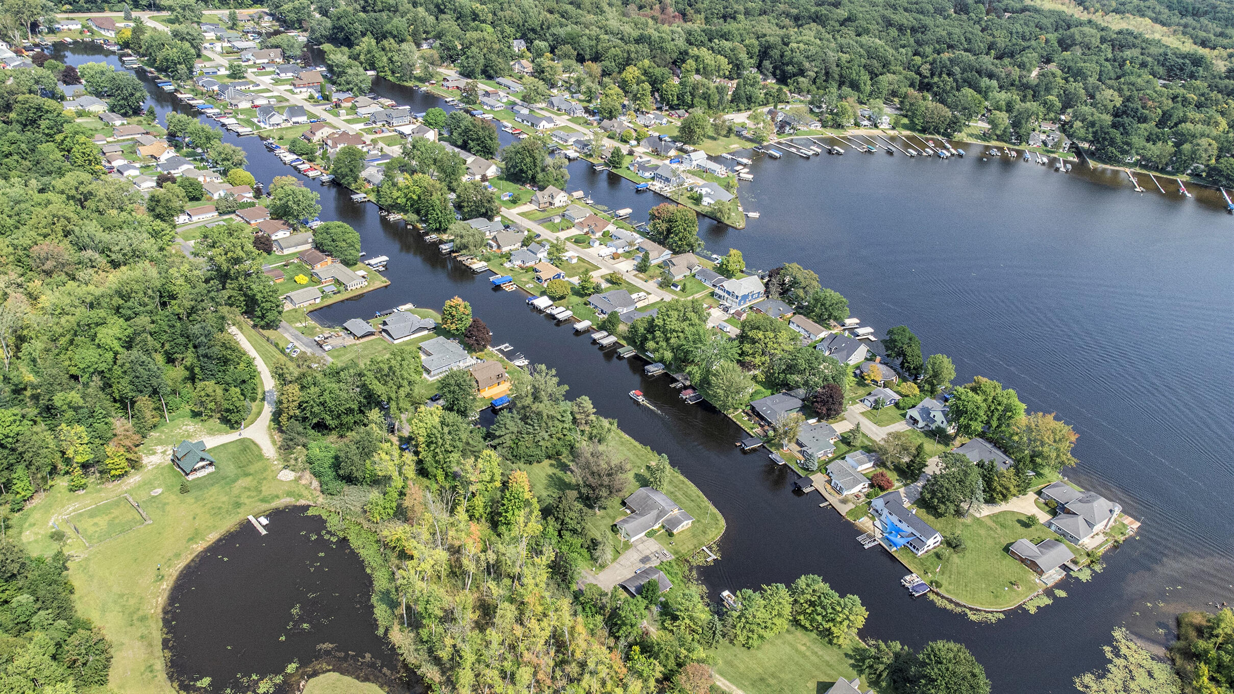 11254 Colony Pinckney, MI 48169 - Photo 43 of 61 aerial full canal and lake
