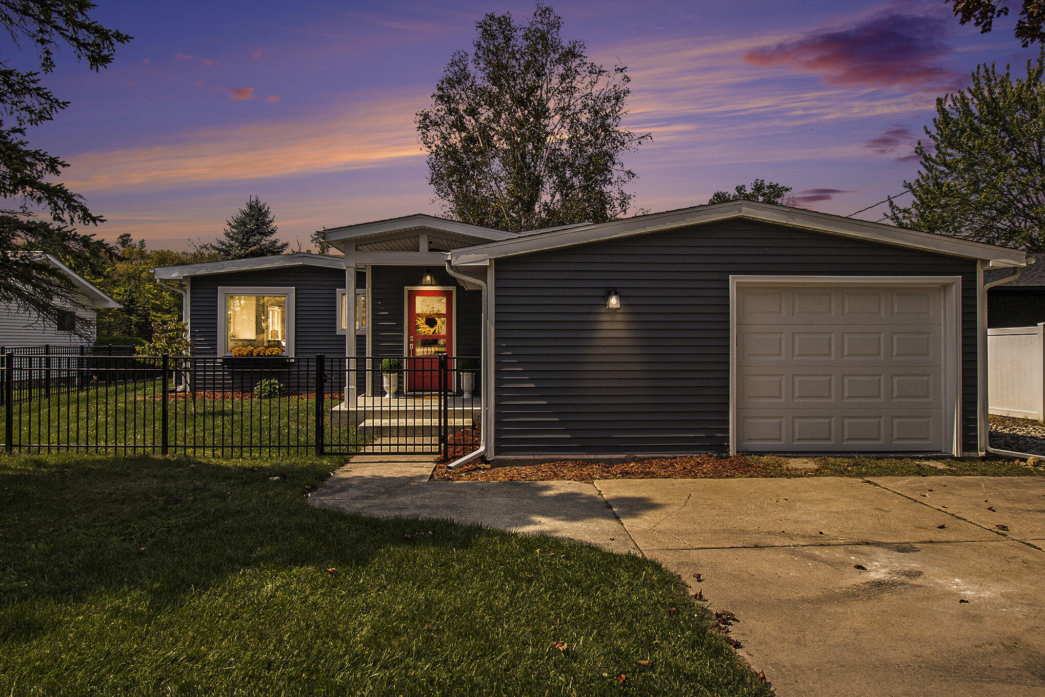 11254 Colony Pinckney, MI 48169 - Photo 10 of 61 Front Night
