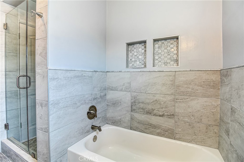4662 Sierra Street Riverside, CA 92504 - Photo 30 of 41 a bathroom with a tub