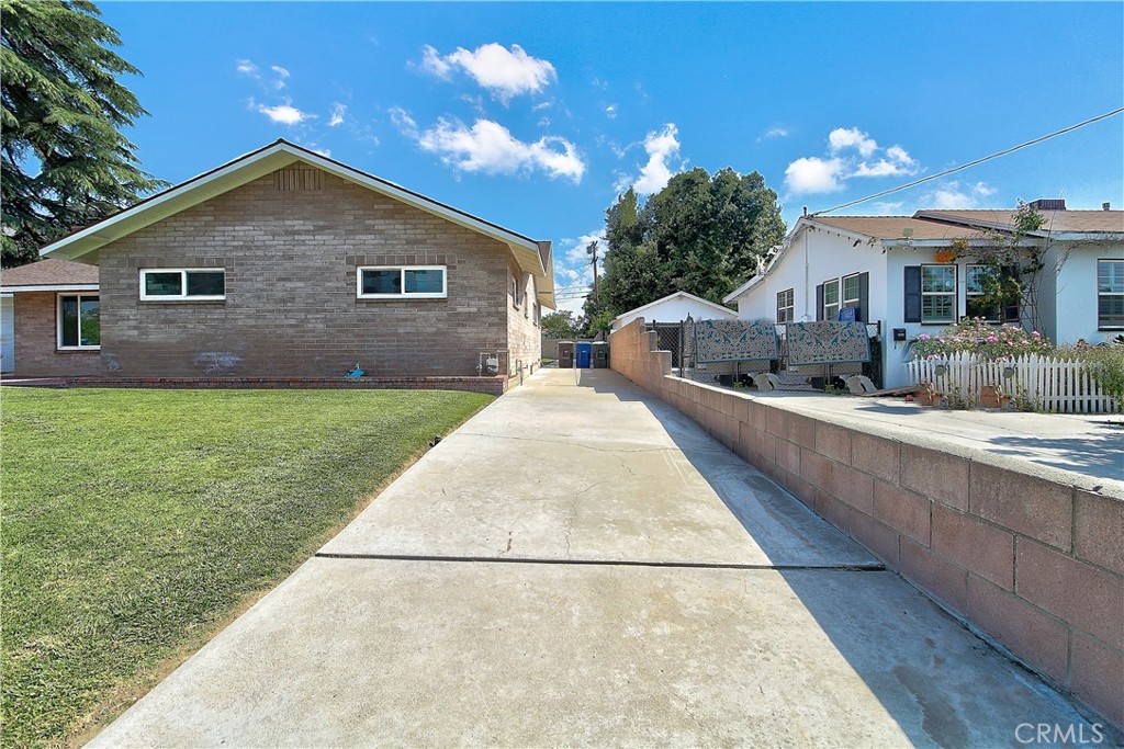 4662 Sierra Street Riverside, CA 92504 - Photo 5 of 41 a front view of house with yard